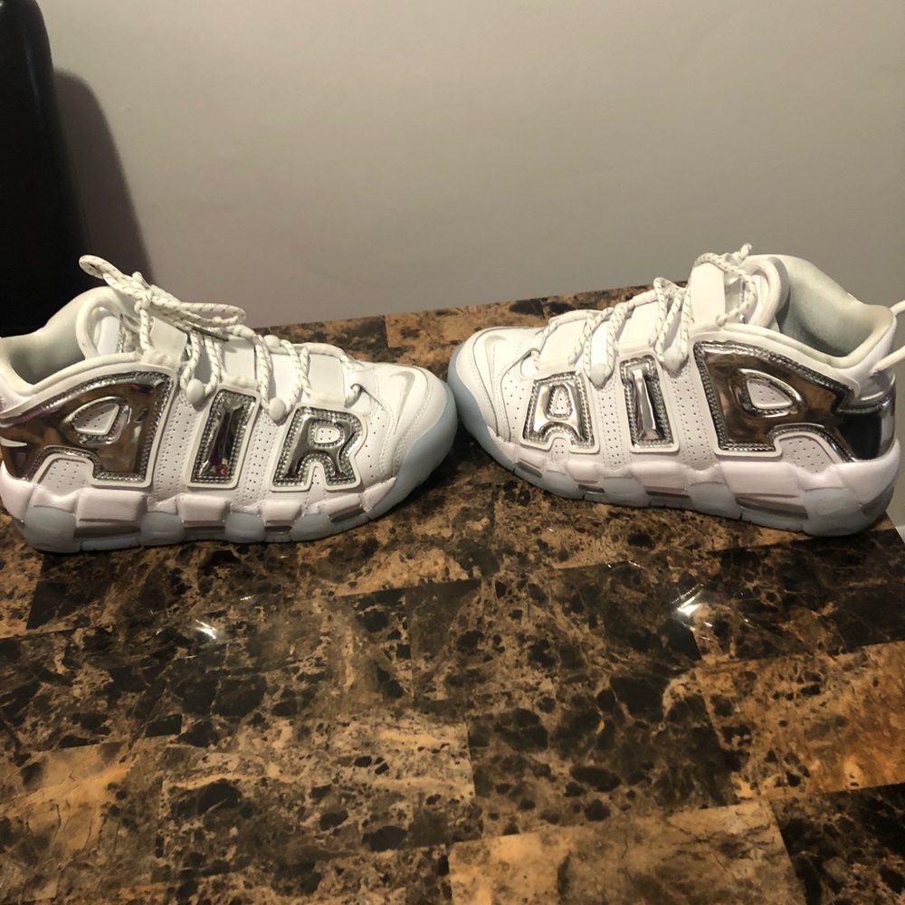 White nike uptemppo